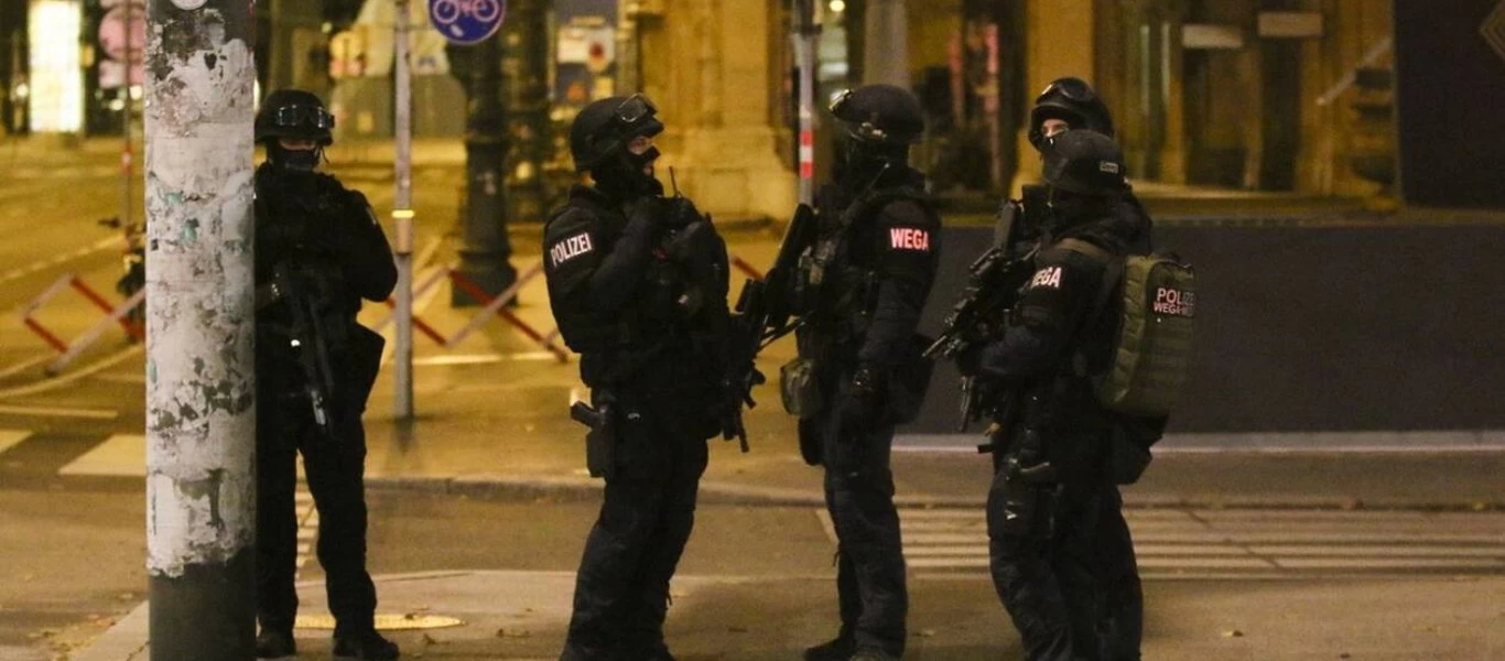 Έλληνας που ζει στη Βιέννη: «Ακούσαμε πυροβολισμούς και είδαμε τον κόσμο να τρέχει πανικόβλητος» (βίντεο)